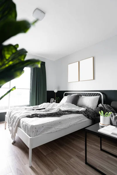 Stylowy kącik sypialniany w stylu skandynawskim ze sztuczną roślinnością / dekoracją pomysł / wystrój wnętrz / stylowy wystrój — Zdjęcie stockowe