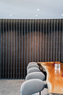 Arka planda üçgen tuğlalı şık yemek odası / modern minimal stil / iç tasarım