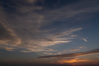 Doğal Günbatımı Deniz Üzerinde Gün Doğumu. Parlak Dramatik Gökyüzü. Gün batımında Renkli Gökyüzü Altında Manzara. Sun Over Skyline, Horizon. Sıcak Renkler.