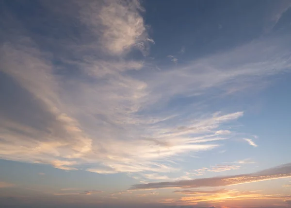 Naturalny zachód słońca nad morzem. Jasne Dramatyczne Niebo. Krajobraz pod malowniczym kolorowym niebem o zachodzie słońca świcie. Słońce nad Skyline, Horizon. Ciepłe kolory. — Zdjęcie stockowe