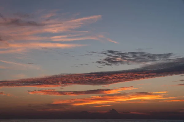 Tramonto naturale Sunrise Over sea. Cielo drammatico luminoso. Paesaggio sotto cielo variopinto scenico all'alba del tramonto. Sun Over Skyline, Horizon. Colori caldi . — Foto Stock