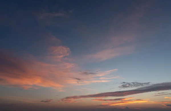 Naturalny zachód słońca nad morzem. Jasne Dramatyczne Niebo. Krajobraz pod malowniczym kolorowym niebem o zachodzie słońca świcie. Słońce nad Skyline, Horizon. Ciepłe kolory. — Zdjęcie stockowe