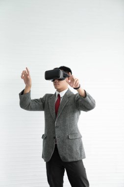 Görev / gelecek teknolojisi / poz / fotokopi alanı yapmak için ellerini havaya kaldırırken VR mobil cam takan adamlar