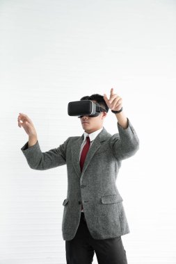 Görev / gelecek teknolojisi / poz / fotokopi alanı yapmak için ellerini havaya kaldırırken VR mobil cam takan adamlar