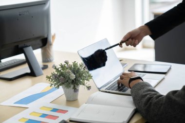 Yardımsever erkek patron akıl hocası öğretmen genç erkek stajyer öğrenciye yeni online projeyi açıklıyor, odaklanmış yönetici yönetici öğrenci eğitmeni bilgisayar ekranına işaret eden stajyer eğitmen