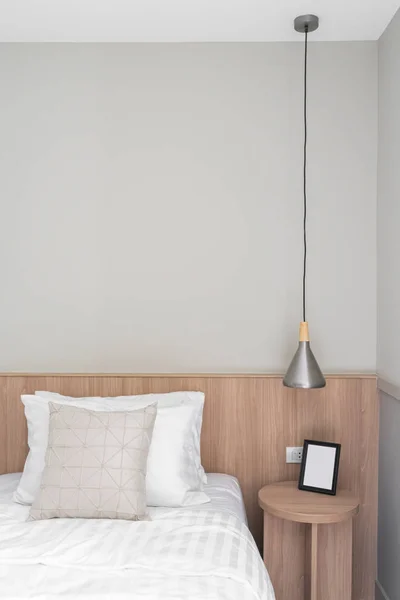 Coin chambre à coucher avec cadre en bois noir sur table d'appoint en bois dans un style scandinave moderne / concept moderne de design intérieur minimal / confortable — Photo
