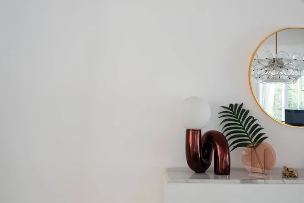 Stylové svislé složení červené zrcadlo stolní lampa se zlatým stacionární na bílém mramoru top s kopírovacím prostorem na bílém pozadí stěny / interiér design stylový objekt — Stock fotografie