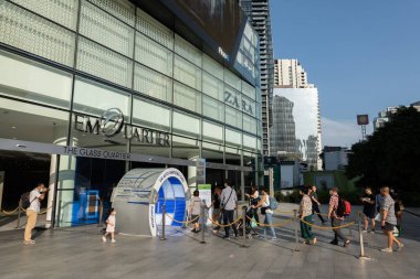 Bangkok, Tayland - 7 Mart 2020: Bts Prom Phong İstasyonu 'ndaki Emquartier Mağazası' nın önündeki otomatik dezenfekte kapısından geçerken kendilerini korumak için maske takan bir grup turist