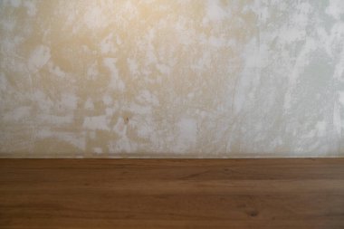 Stil kopyalama alanı doğal ahşap masa üstü, duvarda çıplak beton / kopyalama alanı / arkaplan kavramı