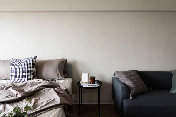 Schlafzimmer Ecke Grauer Samt Bett Mit Weichen Kissen Einstellung Mit — Stockfoto
