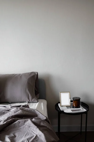 모서리의 침대와 부드러운 베개가 나이트 테이블로 장식되어 베이지는 인테리어 디자인에 — 스톡 사진
