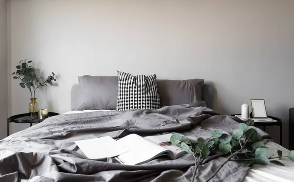 Yatak Odasının Köşesindeki Yumuşak Yastıklar Dairesel Komodinle Dekore Edilmiş Bej — Stok fotoğraf