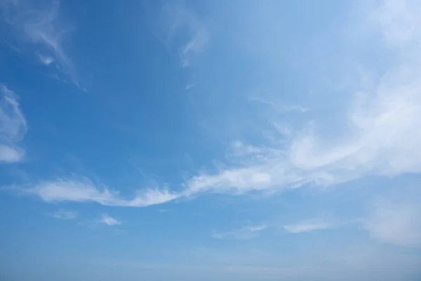 Ciel Bleu Avec Nuages Lumière Blanche Plein Jour Arrière Plan — Photo