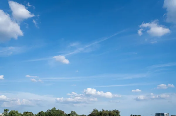 Μπλε Ουρανός Άσπρα Σύννεφα Στο Φως Της Ημέρας Background Κενό — Φωτογραφία Αρχείου