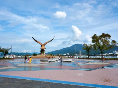 Langkawi, Malezya - 10 Ekim 2019. Langkawi 'deki Kartal Meydanı, Kuah limanına yakın. Bu dev Kartal heykeli Malezya 'nın Langkawi adasının sembolüdür..