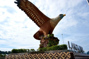 Langkawi, Malezya - 10 Ekim 2019. Langkawi 'deki Kartal Meydanı, Kuah limanına yakın. Bu dev Kartal heykeli Malezya 'nın Langkawi adasının sembolüdür..