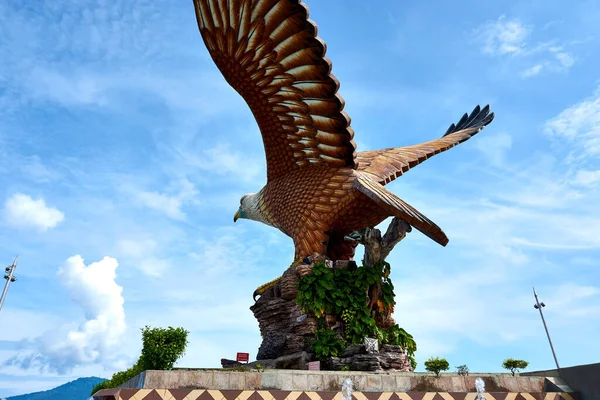 Langkawi, Malaysia - October 10, 2019. Eagle Square in Langkawi, near the Kuah port. This giant Eagle statue is the symbol of Langkawi island, Malaysia. — Stock Photo, Image