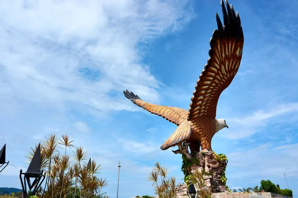 랑카위, 말레이시아 - 2019 년 10 월 10 일. 쿠바 항구 근처 랑 카위의 독수리 광장이야. 이 거대 한 독수리 조각상은 말레이시아 랑카위 섬 의상 징이다. — 스톡 사진