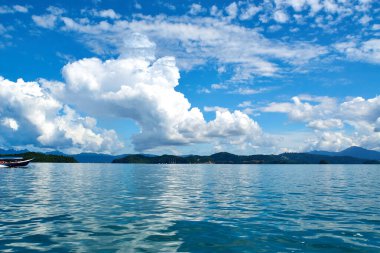 Langkawi, Malezya - 13 Ekim 2019: Malezya 'da okyanusta atlama, dalış ve şnorkelle yüzme.