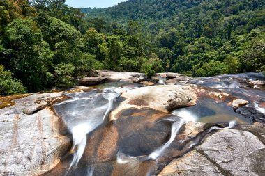 Langkawi, Malezya - 15 Ekim 2019: Malezya 'nın Langkawi adasında Yedi Kuyu Şelalesi uzun süre görüldü