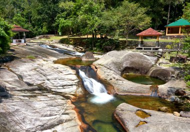 Langkawi, Malezya - 15 Ekim 2019: Malezya 'nın Langkawi adasında Yedi Kuyu Şelalesi uzun süre görüldü