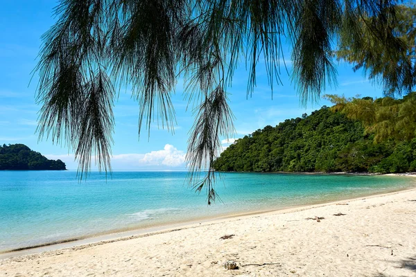 Langkawi, Malezja - październik 15.2019:: Pusta plaża na wyspie w Langkawi — Zdjęcie stockowe