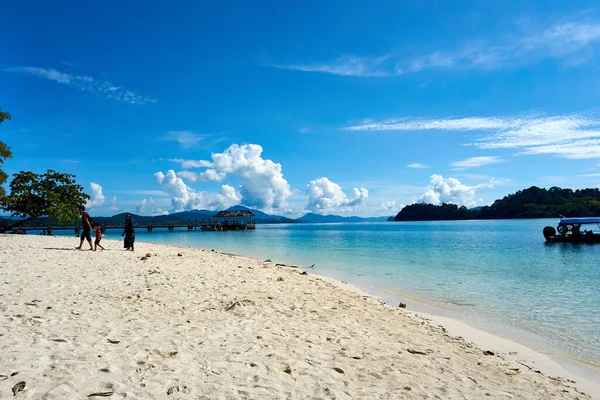 Langkawi, Malezja - październik 15.2019:: Rodzina na plaży w Langkawi — Zdjęcie stockowe