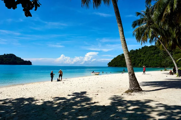 Langkawi, Malezja - październik 15.2019:: Rodzina na plaży w Langkawi — Zdjęcie stockowe