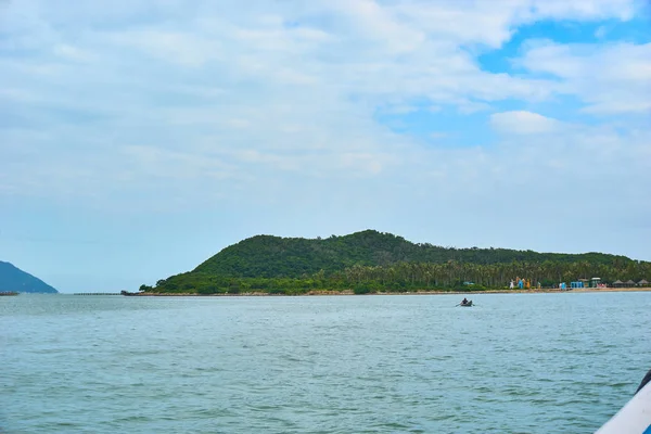 NHA TRANG, VIETNAM - NOVEMBER 22, 2019: Local fisher boat at Hon Lao Island, or Monkey Island, off the coast of Nha Trang, Vietnam — Stock Photo, Image
