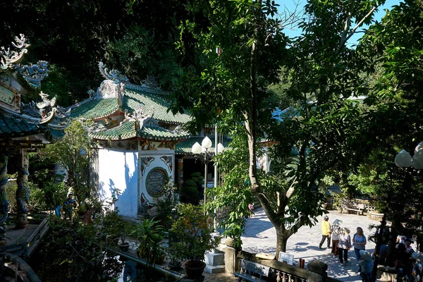 Da nang, vietnam - 22. November 2019: Menschen besuchen Tempel auf Marmorbergen, da nang, vietnam — Stockfoto