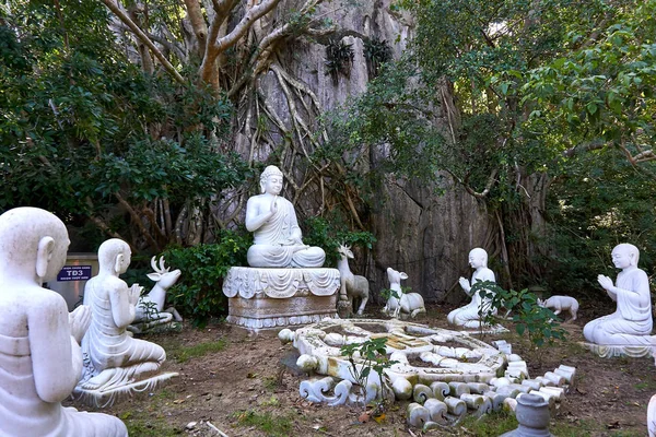 DA NANG, VIETNAM - NOVEMBRO 22, 2019: Estátua de Buda nas montanhas de mármore, Da Nang, Vietnã — Fotografia de Stock