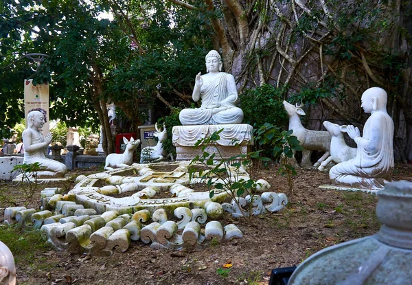 Da Nang, Vietnam - 22 november 2019: Boeddhabeeld bij de Marmeren Bergen, Da Nang, Vietnam — Stockfoto