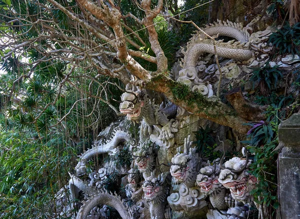 Da Nang, Vietnam - 22 november 2019: Dragon Statue at Marble mountains, Da Nang, Vietnam — Stockfoto