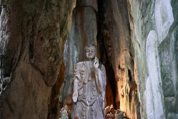 Da Nang, Vietnam - 22 november 2019: Boeddhabeeld in grot bij Marble Mountains, Da Nang, Vietnam — Stockfoto
