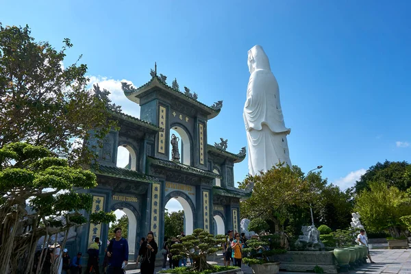 Da nang, vietnam - 20. november 2019: menschen besuchen linh ung pagode in son tra berg in da nang city, vietnam — Stockfoto