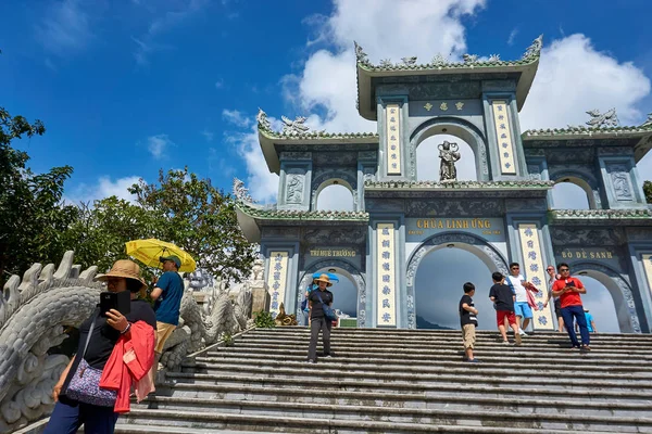 DA NANG, VIETNAM - 20 ноября 2019 года: Люди посещают пагоду Линь Унг в горе Сон Тра в городе Да Нанг, Вьетнам — стоковое фото