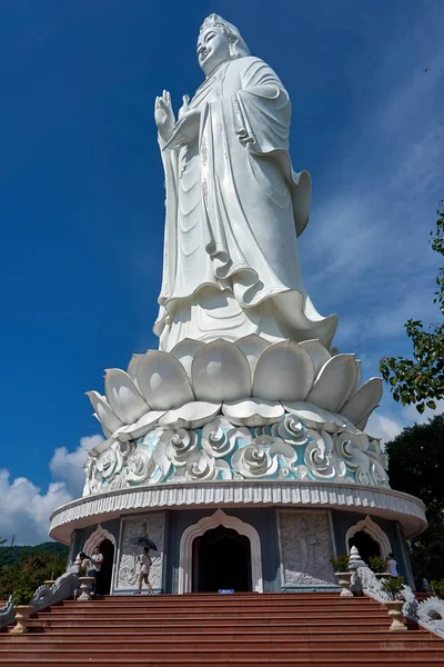 Da Nang, Vietnam - 20 november 2019: Mensen bezoeken vrouwelijk Boeddhabeeld bij inh Ung Pagoda in Son Tra Mountain in Da nang. — Stockfoto