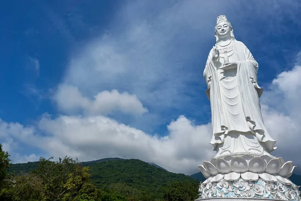 DA NANG, VIETNAM - 20 ноября 2019 года: Статуя Леди Будды на пагоде Линь Унг в горе Сон Тра в городе Дананг Вьетнам — стоковое фото