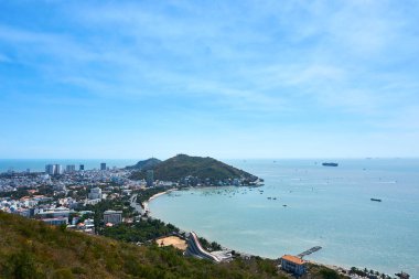 Vung Tau 'yu teleferikten ho' ya gezdir.