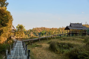 Pai, Tayland - Şubat 05.2020: Pai Bamboo Köprüsü Boon Ko So 'nun Tayland' daki güzel manzarası.
