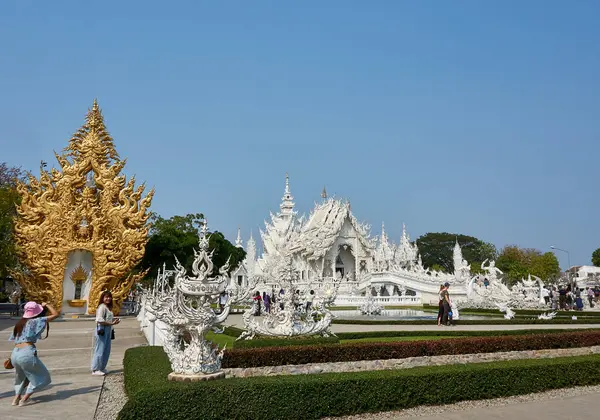 Chiang Rai Thailand February 2020 Tourists Visit White Temple Rong — Stockfoto