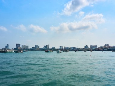 Pattaya, Tayland - 24 Ocak 2020: İskelenin yanındaki tekneden Pattaya şehrinin havadan görünüşü.