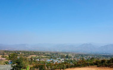 Yaz peyzaj dağlar ve pai, maehongson Tayland, mavi gökyüzü.