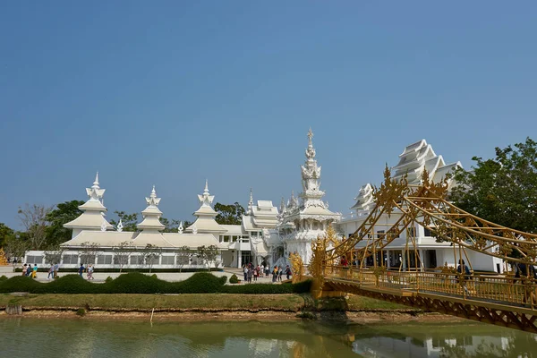 Chiang Rai, Thailand - Februari.10.2020: Gouden brug in Witte Tempel Rong Khun tempel, provincie Chiang Rai, Noord-Thailand — Stockfoto