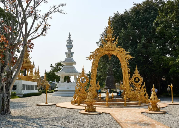 Chiang Rai, Thailand - Februari.10.2020: Gouden Poort in Witte Tempel Rong Khun tempel, provincie Chiang Rai, Noord Thailand. — Stockfoto