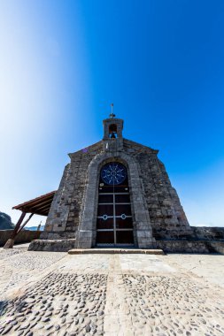 San Juan de Gaztelugatxe Kilisesi bir adanın tepesinde. San Juan de Gaztelugatxe Kilisesi 'ne ulaşmak için 241 basamak çıkmanız gerekiyor.