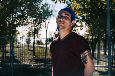 Parkta duran genç havalı break dansçı. Vücutta dövme