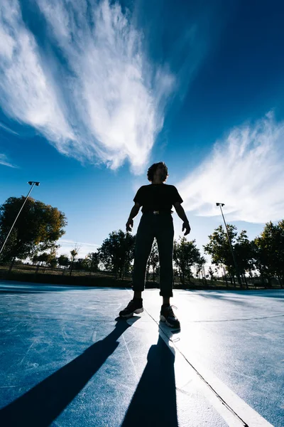 Mladý muž přestávka tanec na basketbalovém hřišti — Stock fotografie