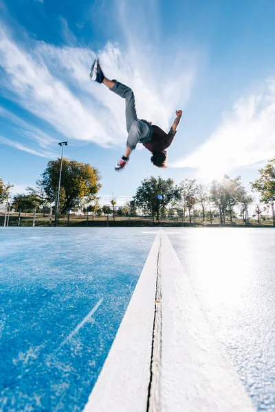 Sporty ekstremalne, parkour lub breakdance i koncepcja ludzi - młody człowiek skacze wysoko — Zdjęcie stockowe