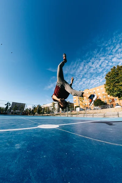 極端なスポーツ、パルクールやブレークダンスや人々の概念-若い男が高いジャンプ — ストック写真